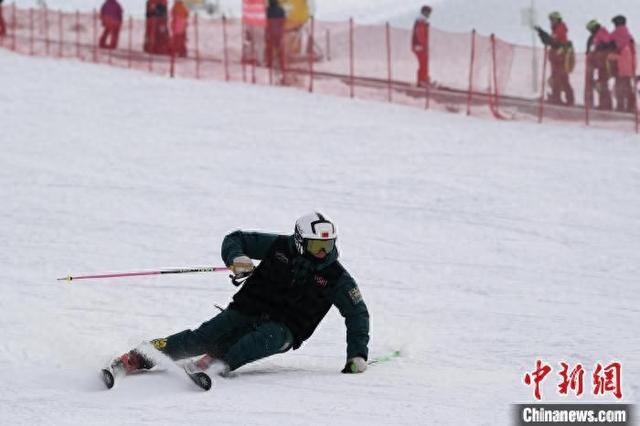 呼和浩特：民众享受滑雪运动