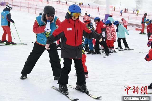 呼和浩特：民众享受滑雪运动