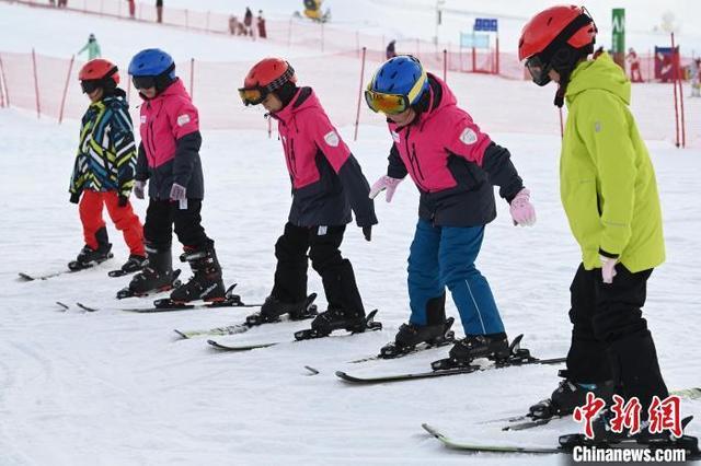 呼和浩特：民众享受滑雪运动