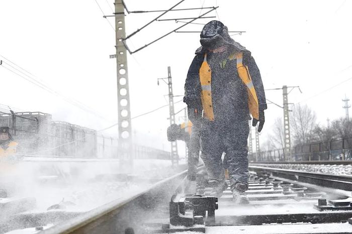 大风雨雪天气来临，铁路人守护旅客出行