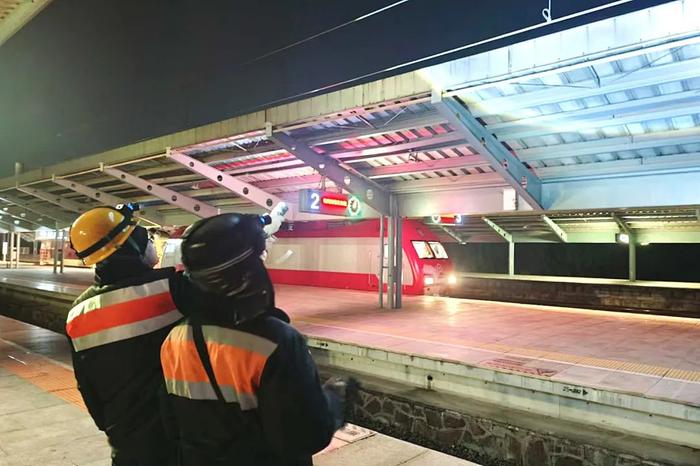 大风雨雪天气来临，铁路人守护旅客出行