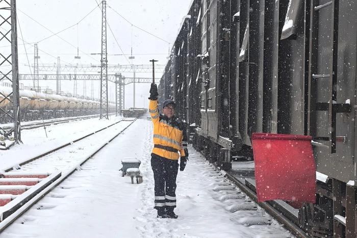 大风雨雪天气来临，铁路人守护旅客出行