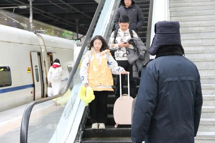 大风雨雪天气来临，铁路人守护旅客出行