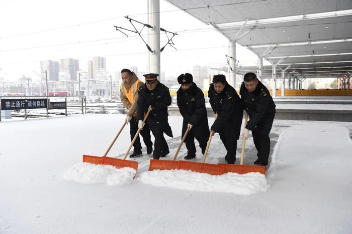 大风雨雪天气来临，铁路人守护旅客出行