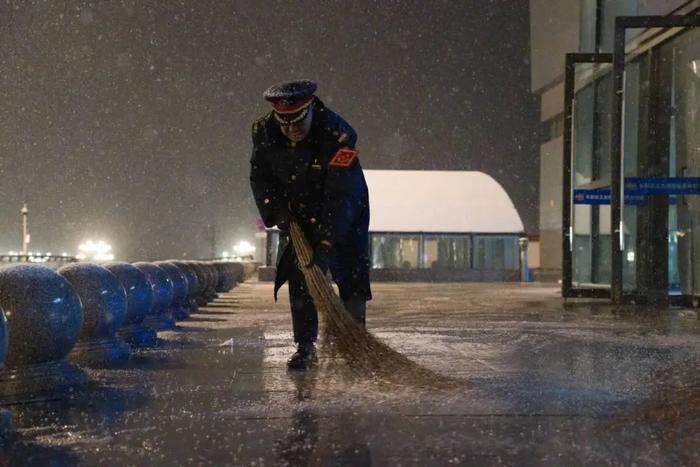 大风雨雪天气来临，铁路人守护旅客出行