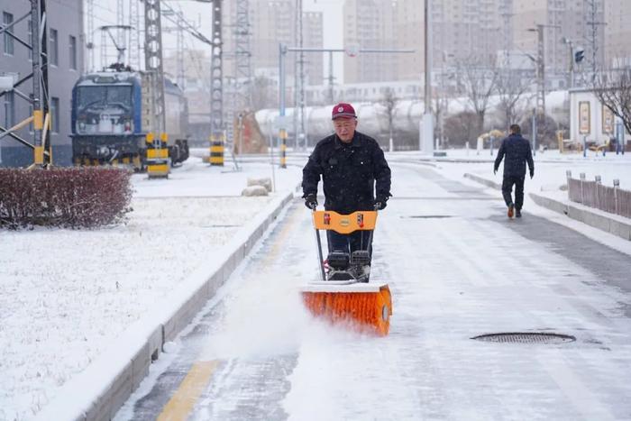 大风雨雪天气来临，铁路人守护旅客出行