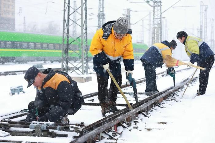 大风雨雪天气来临，铁路人守护旅客出行