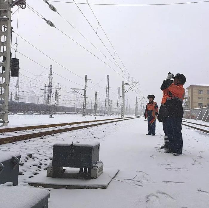 大风雨雪天气来临，铁路人守护旅客出行