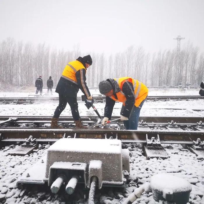 大风雨雪天气来临，铁路人守护旅客出行