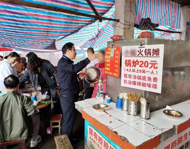 成团镇早市“打边炉”爆火，他们开展检查，守护食材安全