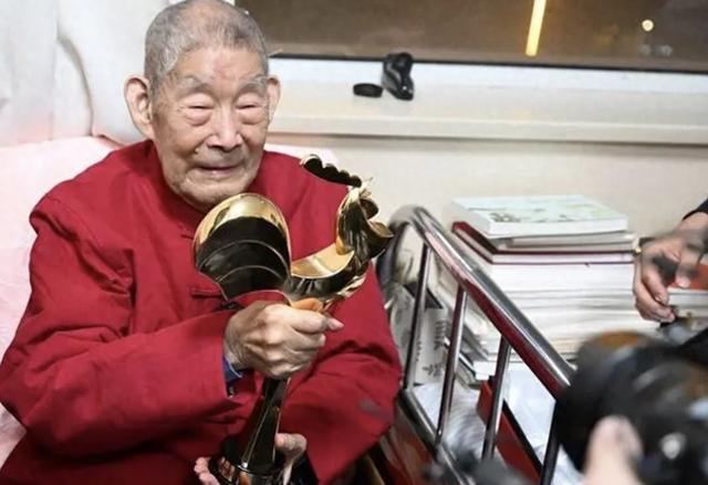 “小兵张嘎之父”徐光耀99岁获中国文联终身成就奖！专访来了