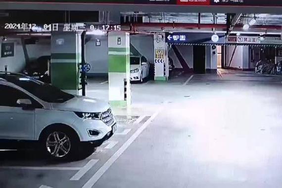 疑驾驶员误踩油门：小米SU7地库穿窗墙追尾传祺M8