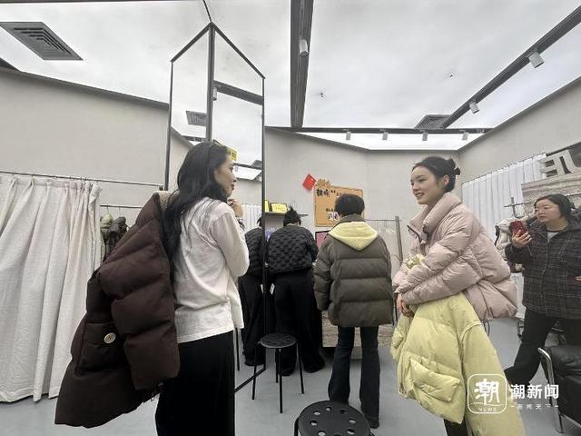 来店里的采购商们 章然摄