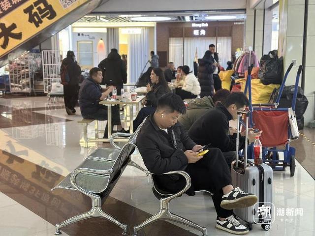 市场里的采购商们 章然摄