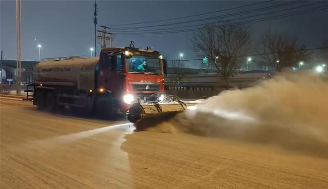 以雪为令，人员机具全上！呼和浩特市环卫部门火力全开昼夜清雪保证道路畅通