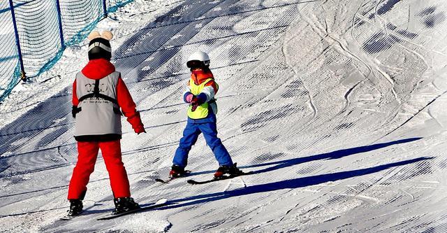 图集丨冰雪热持续升温，长白山万达国际滑雪场里场面火热