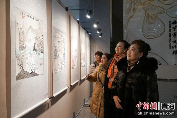 青海西宁：老年艺校表演展“银龄”风采