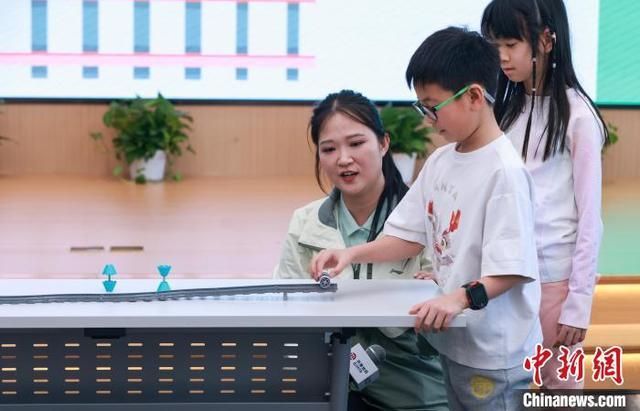 北京：京港两地青少年学习轨道交通知识