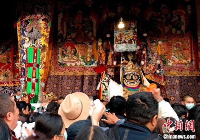 西藏信众迎来传统民俗节日“仙女节”