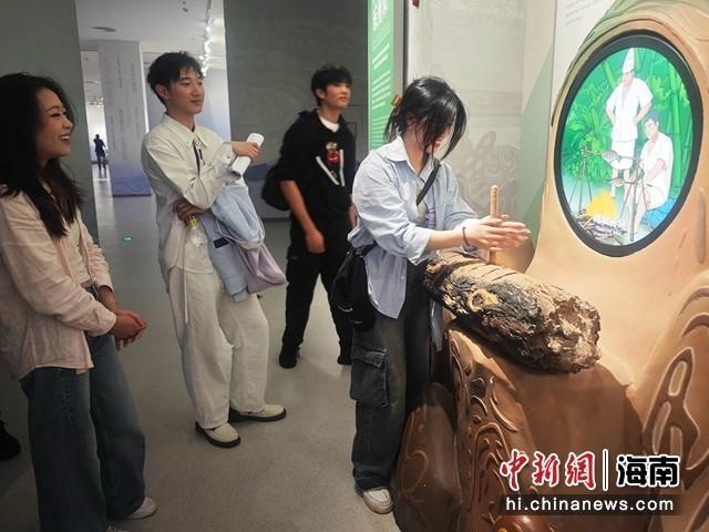 澳大利亚华裔青年“揽”琼岛：打卡海南省非物质文化遗产展示中心