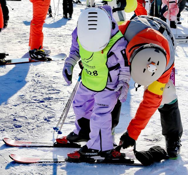 图集丨冰雪热持续升温，长白山万达国际滑雪场里场面火热