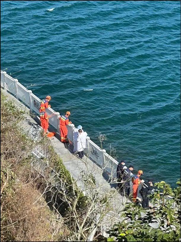 女游客疑因拍照在深圳不慎坠海溺亡，当地：遗体已存放殡仪馆