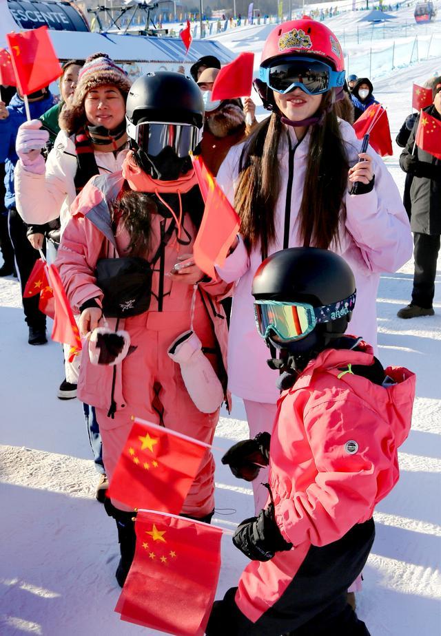 图集丨冰雪热持续升温，长白山万达国际滑雪场里场面火热