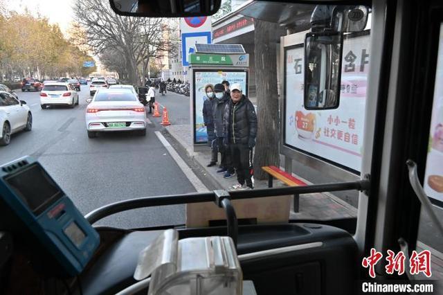 倡导绿色出行 石家庄市民免费乘公交与地铁