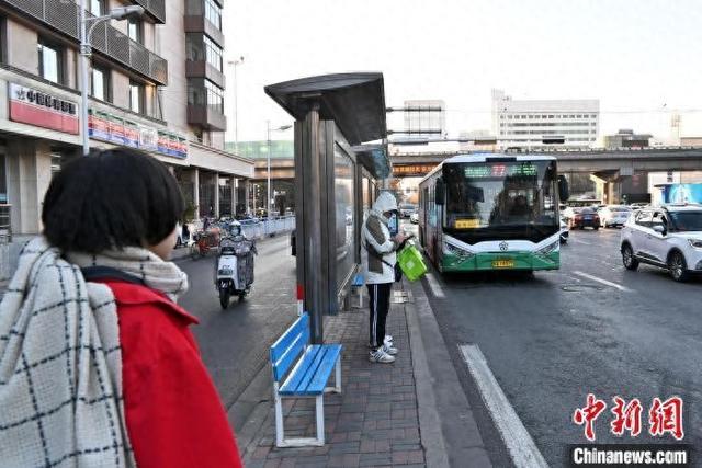 倡导绿色出行 石家庄市民免费乘公交与地铁