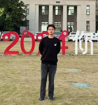 包帅的！男大学生骑电动车带警察狂飙？嫌犯跑了300米结果……