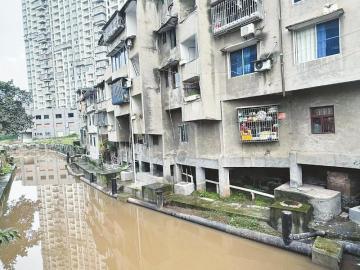 相关部门：破损废弃的污水管道已拆除