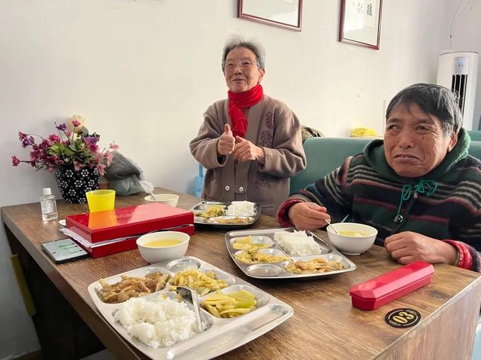 青岛海边某餐厅，老板咬牙决定：这些人，免费吃午餐！话一出，行了，一年搭进五六十万，但，心甘情愿