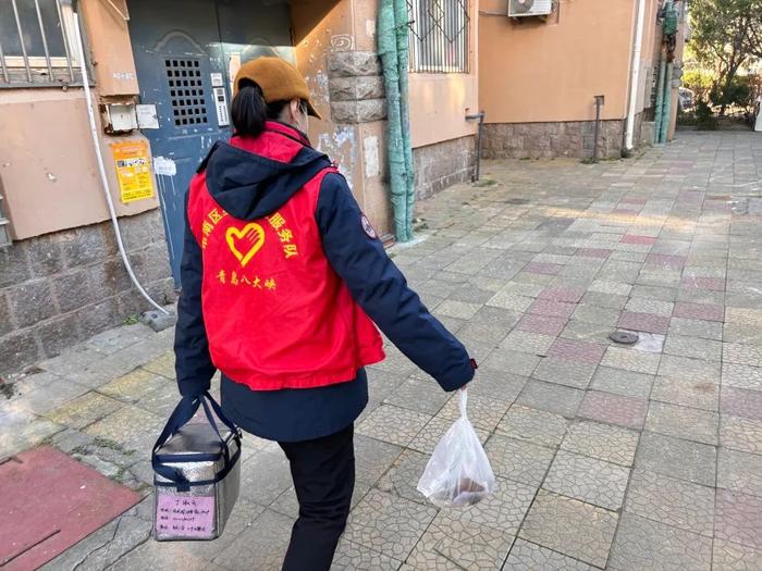 青岛海边某餐厅，老板咬牙决定：这些人，免费吃午餐！话一出，行了，一年搭进五六十万，但，心甘情愿