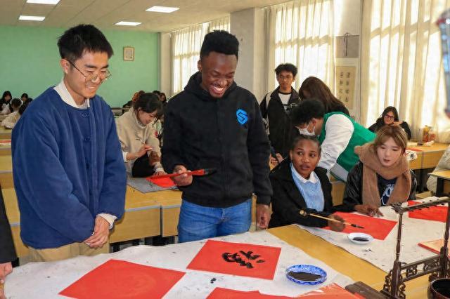 中非青年欢聚昆明城市学院共话发展