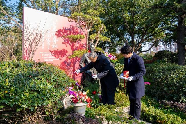 85年前蒙冤牺牲，今日俞秀松烈士牺牲地纪念土“落土”上海