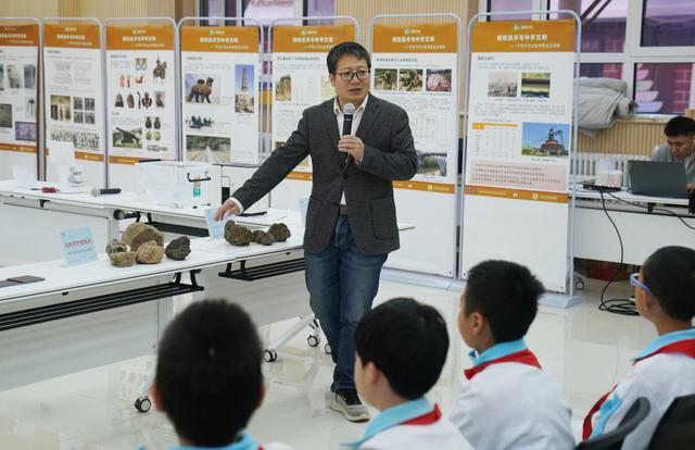 为孩子们讲述中国的钢铁之路，中国科学院专家走进小学播“火种”