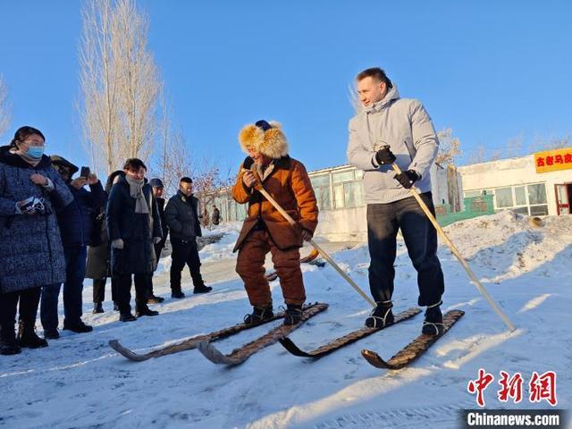 中外媒体代表体验新疆毛皮滑雪板制作技艺 感受非遗魅力