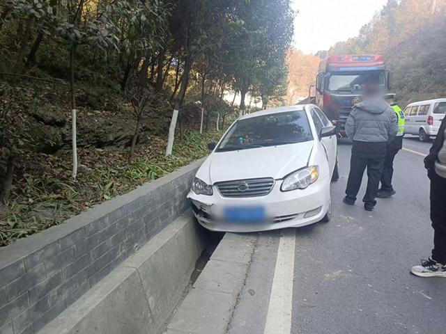 勉县公安 | 道路结冰不降速 车辆“漂移”酿事故！