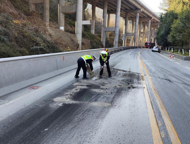 勉县公安 | 道路结冰不降速 车辆“漂移”酿事故！