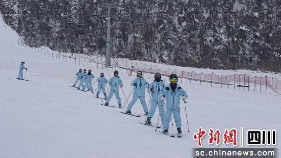 西岭雪山开放滑雪  邀全国游客“冬游四川”