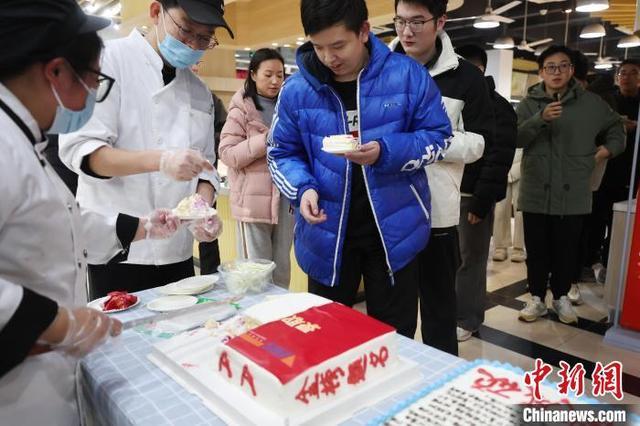 “吃”透知识点金榜题名 南京航空航天大学端出“考研蛋糕”祝福考生