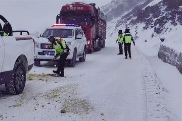 冬季降温降雪、道路湿滑，这份安全出行指南请查收！