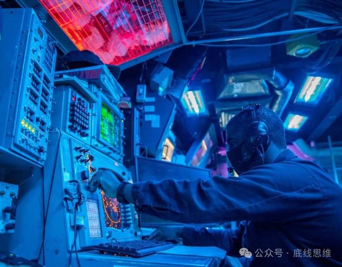 满足战舰CIC机柜、显示器等布置要求的舱室高度,在客机平台上几乎是无法实现的,但在运20上则并非“高不可攀”