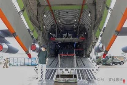 满足战舰CIC机柜、显示器等布置要求的舱室高度,在客机平台上几乎是无法实现的,但在运20上则并非“高不可攀”