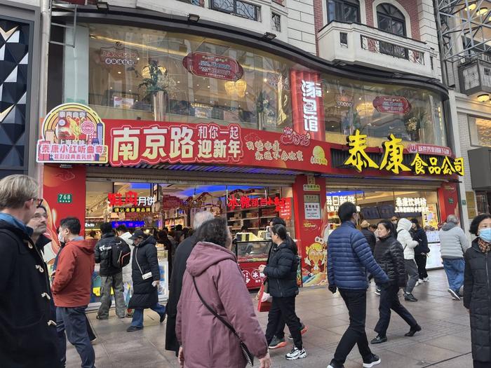 跨年夜上海热闹喜庆,人们享受冰雪浪漫,也“买买买”