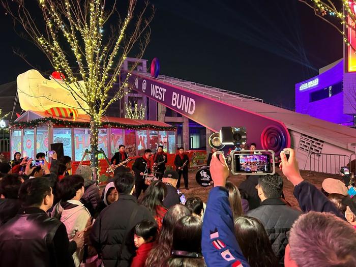 跨年夜上海热闹喜庆,人们享受冰雪浪漫,也“买买买”