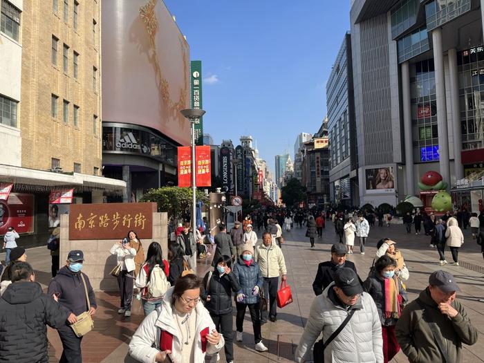 跨年夜上海热闹喜庆,人们享受冰雪浪漫,也“买买买”