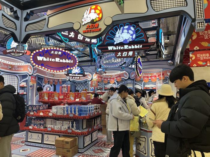 跨年夜上海热闹喜庆,人们享受冰雪浪漫,也“买买买”