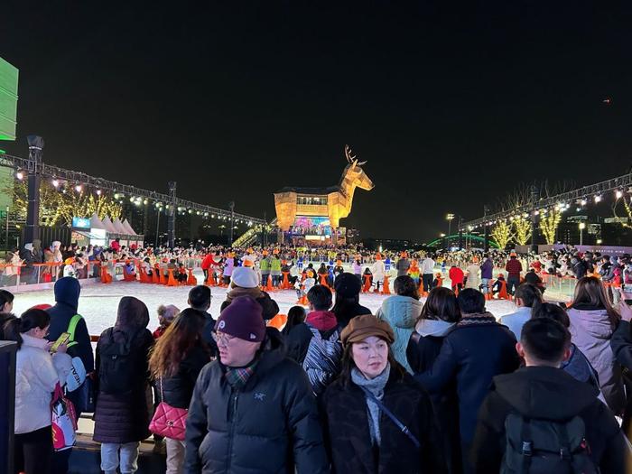 跨年夜上海热闹喜庆,人们享受冰雪浪漫,也“买买买”