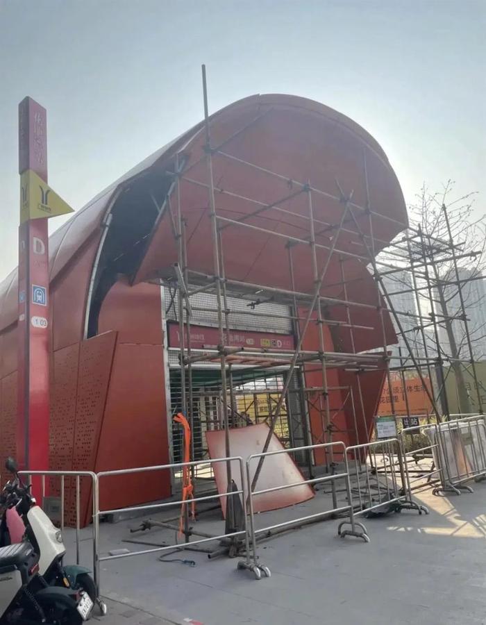 广州花地湾地铁站出入口外形引发争议后被拆除,建设方:对4人进行处罚